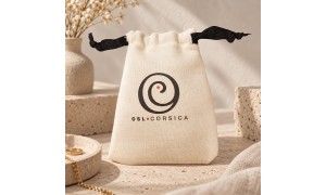 Pochon OSL Corsica en tissu écru avec logo noir et cordons noirs