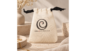 Pochon OSL Corsica en tissu écru avec logo noir et cordons noirs