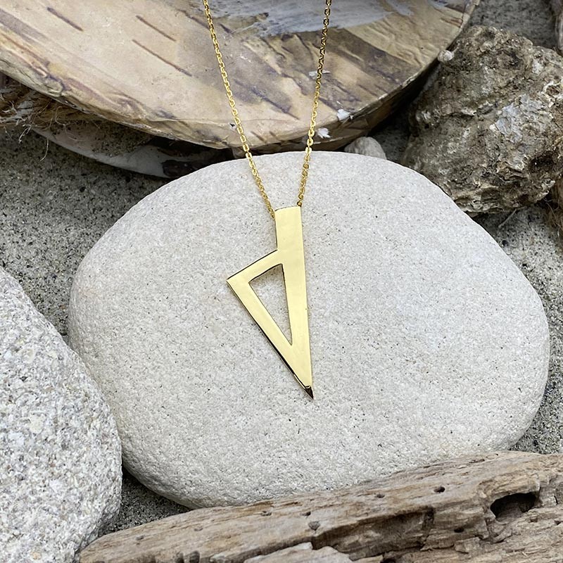 pendentif-en-plaqu-or-en-forme-de-corse-stylis-e-sans-t-te-de-maure