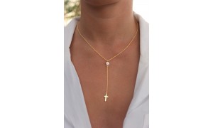 Collier doré raffiné orné d’un œil de Sainte-Lucie et d’un pendentif croix, symbole de protection et d’élégance intemporelle.