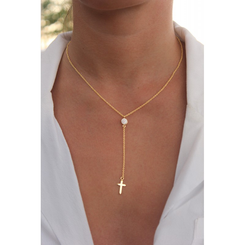 Collier doré raffiné orné d’un œil de Sainte-Lucie et d’un pendentif croix, symbole de protection et d’élégance intemporelle.